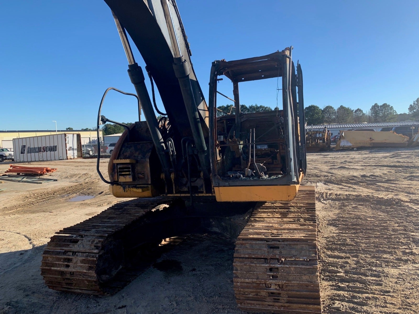 John Deere 225D LC salvaged machine photo 1
