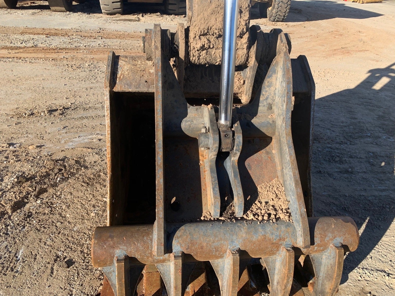 John Deere 225D LC salvaged machine photo 8