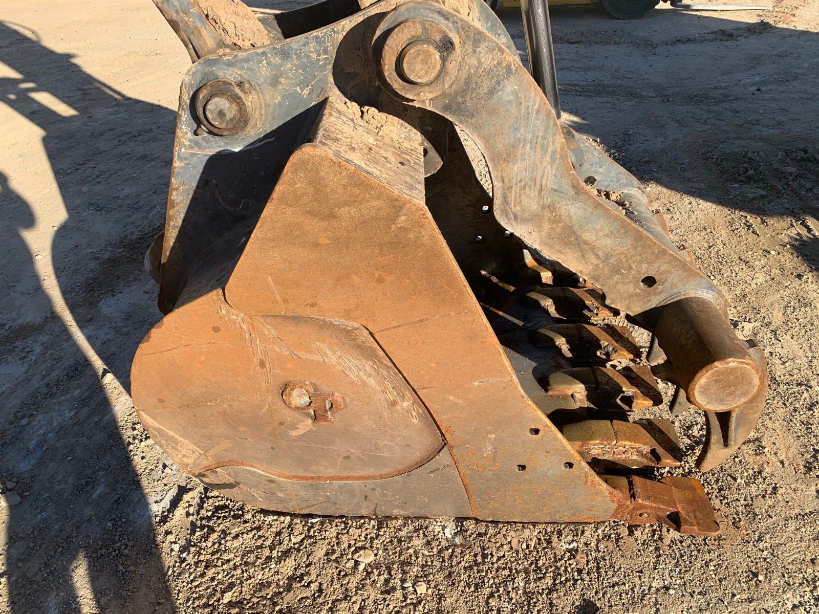 John Deere 225D LC salvaged machine photo 9
